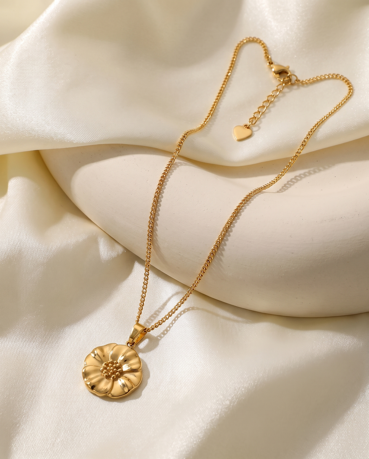 Poppy Flower Pendant Necklace in gold, in stainless steel with 18K gold plating.